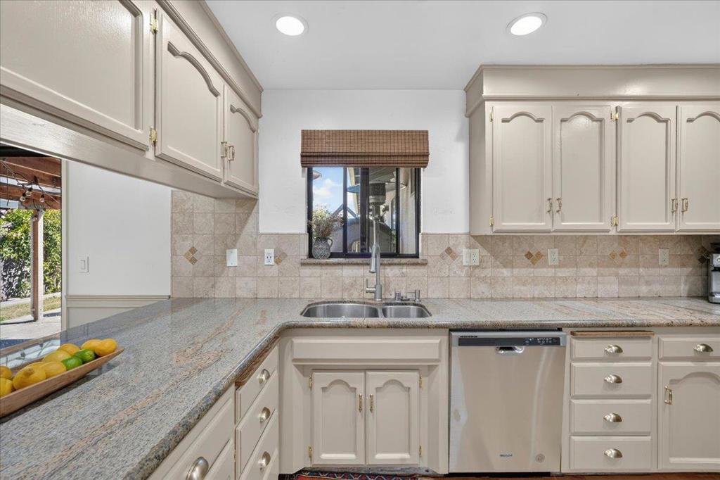 1194 Loyola Drive Property Photo 12