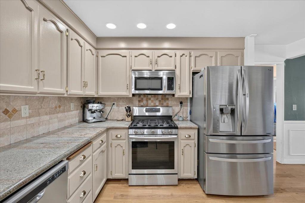 1194 Loyola Drive Property Photo 13