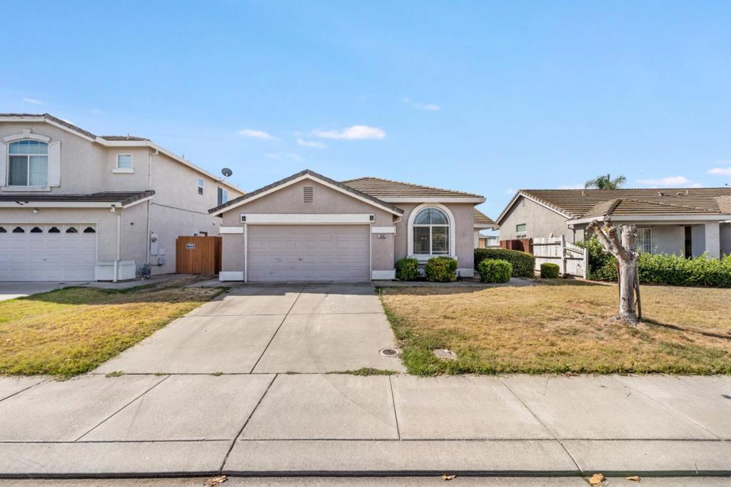 1542 Venice Circle Property Photo 1