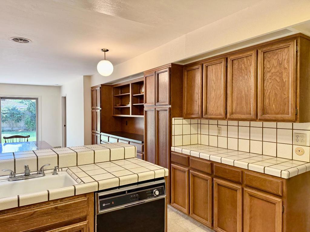 631 W Alisal Street Property Photo 5