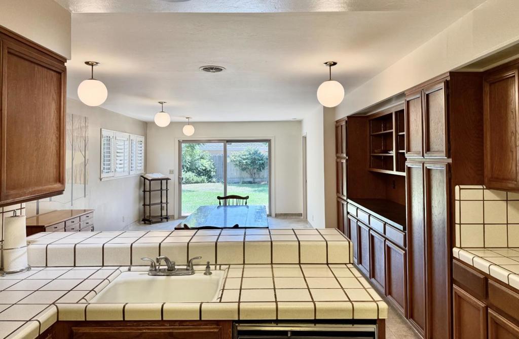 631 W Alisal Street Property Photo 6