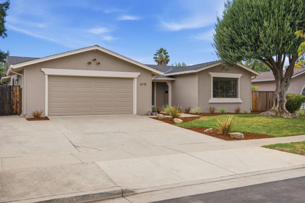 6115 Corte De La Reina Property Photo 5