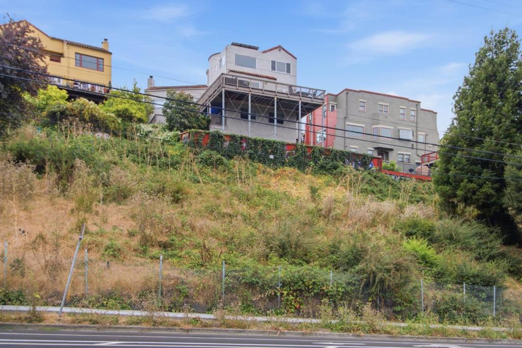 661 Macarthur Boulevard Property Photo 10