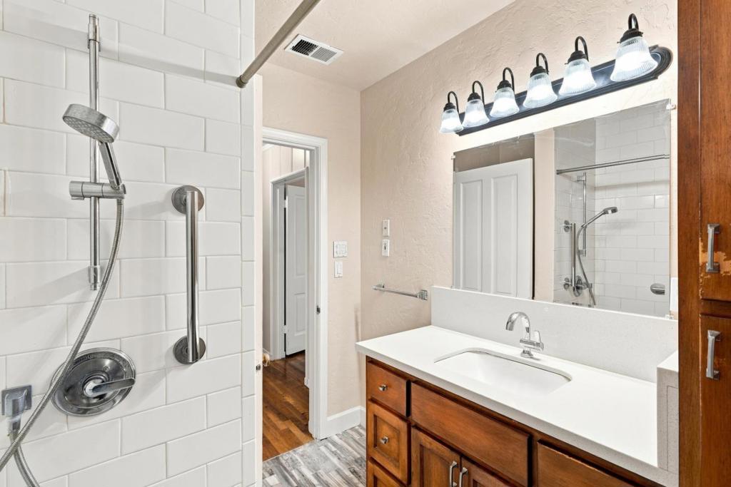 301 Lorimer Street Property Photo 14