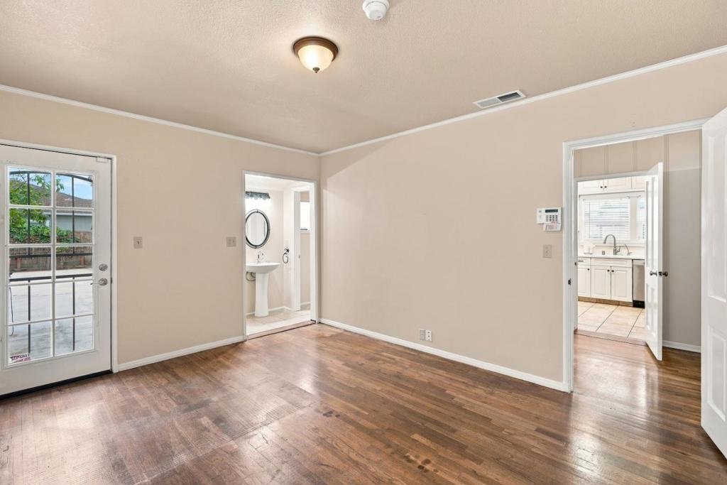 301 Lorimer Street Property Photo 16