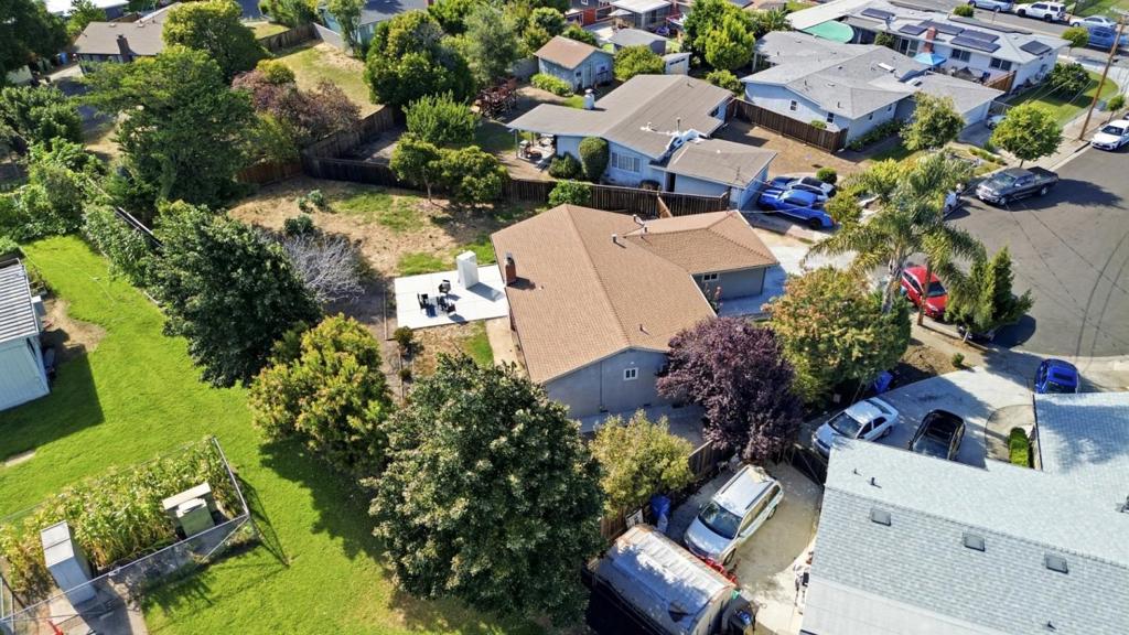 16 Clarence Court Property Photo 52