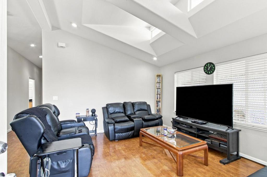 60 Wilson Way 18 Property Photo 8