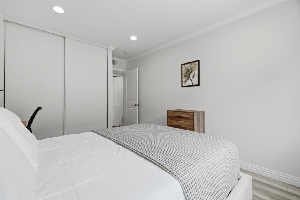 785 N Fair Oaks Avenue 1 Property Photo 20