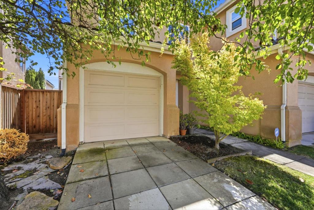 2348 Seacrest Court Property Photo 3