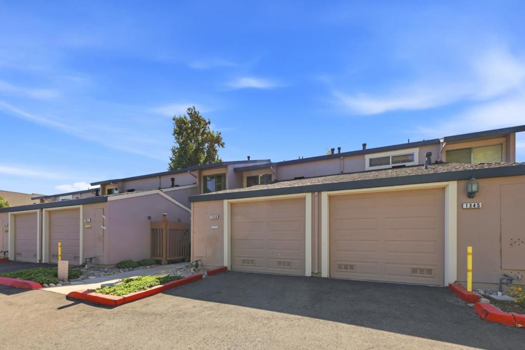 1349 Merrivale West Square Property Photo 3