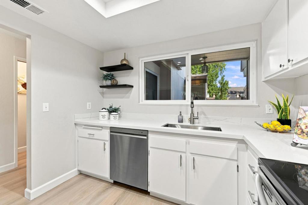 1349 Merrivale West Square Property Photo 11