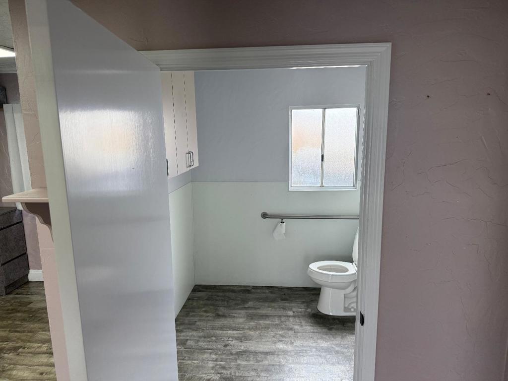 51 E Romie Lane Property Photo 4