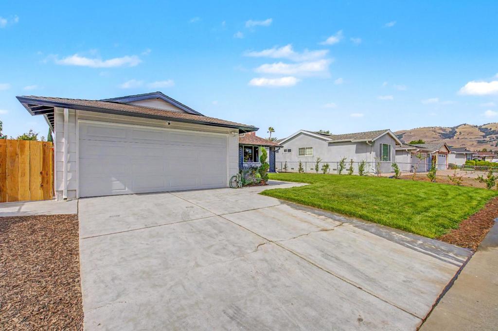 2945 Castleton Drive Property Photo 3