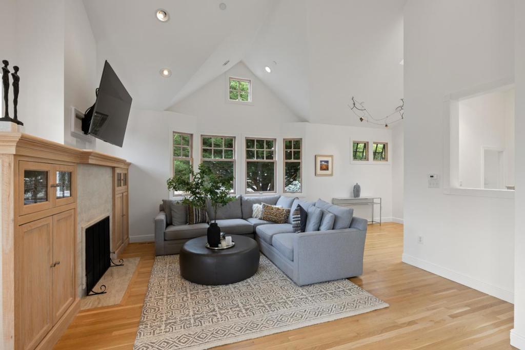 2 Alameda Avenue Property Photo 16