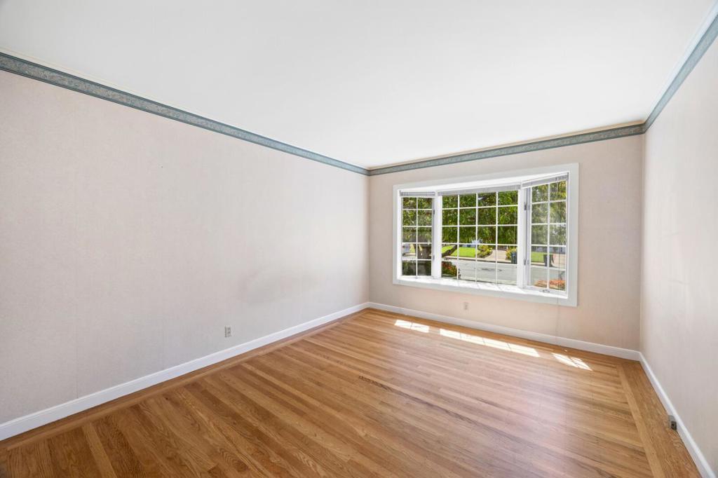 1513 Edinburgh St. Property Photo 10