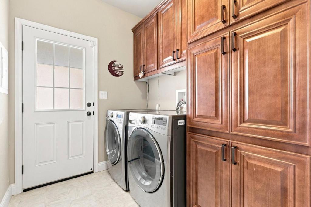 2052 Gold Street 3 Property Photo 32