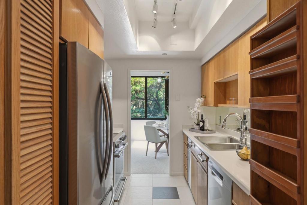 101 Lombard Street 201e Property Photo 17
