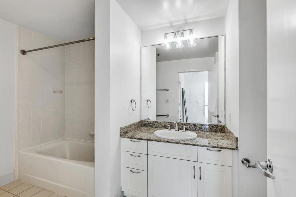 250 King Street 1210 Property Photo 8