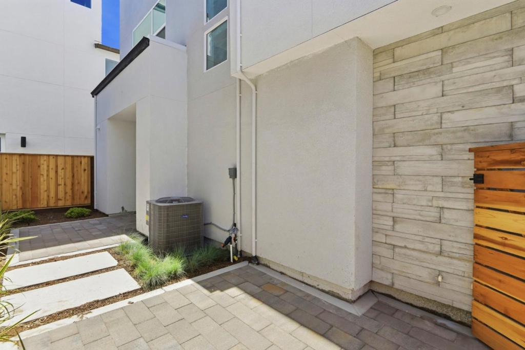 225 Honeydew Court Property Photo 3