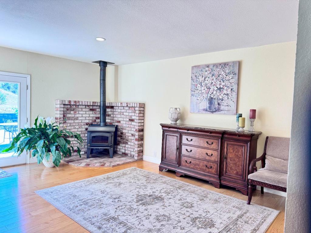 90 Adrian Dr Property Photo 3