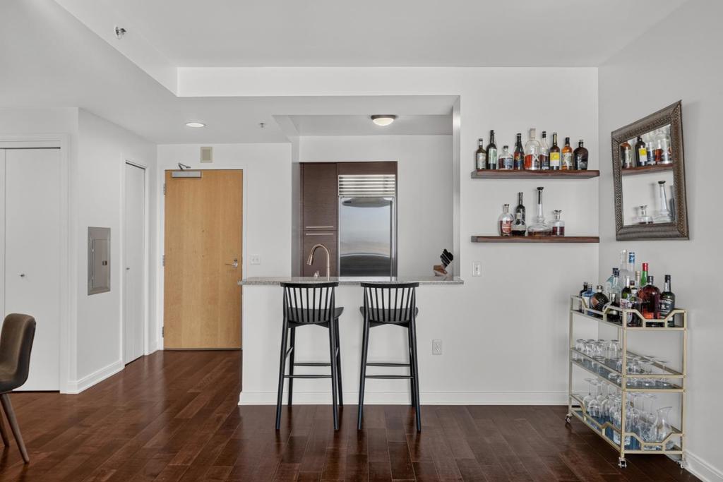 425 1st Street 3201 Property Photo 4