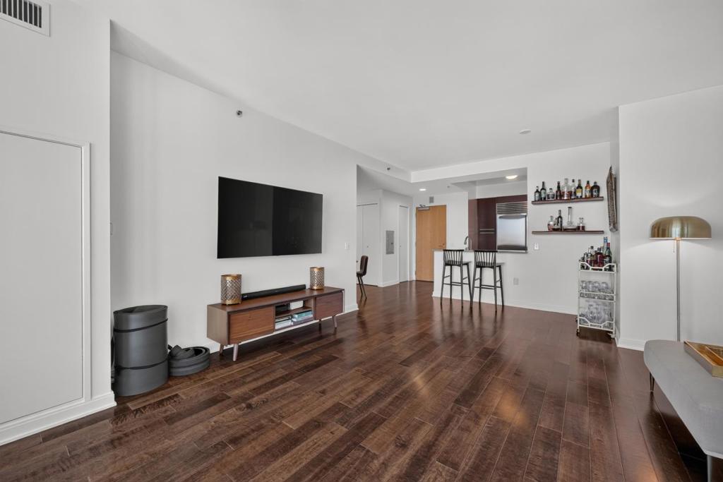 425 1st Street 3201 Property Photo 5
