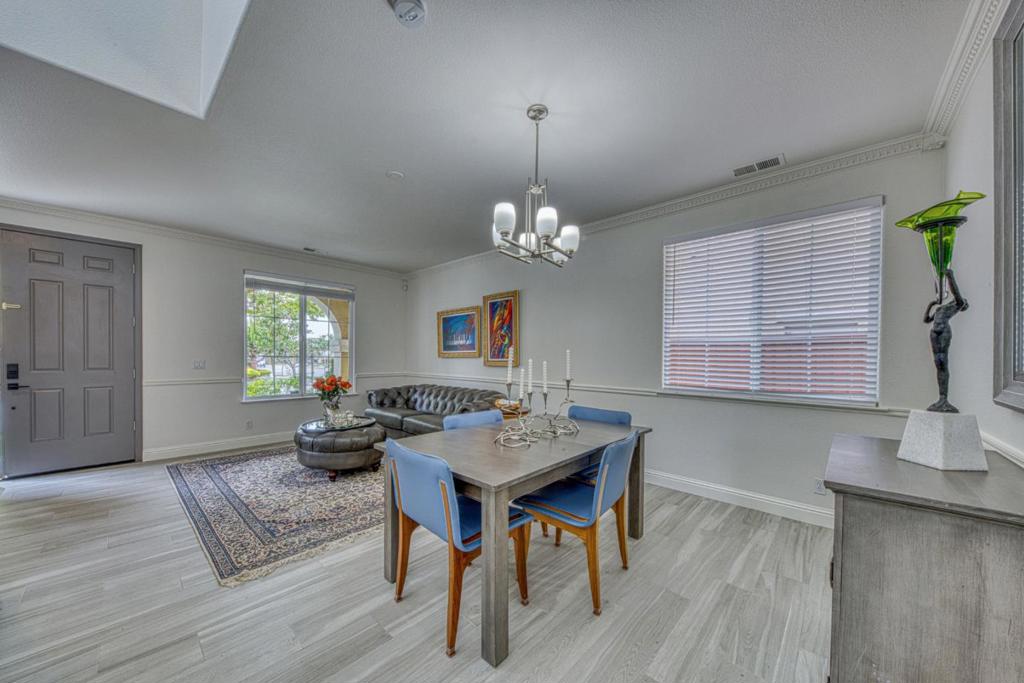 4560 Peninsula Point Drive Property Photo 4