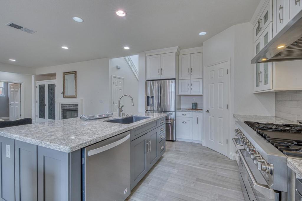 4560 Peninsula Point Drive Property Photo 13