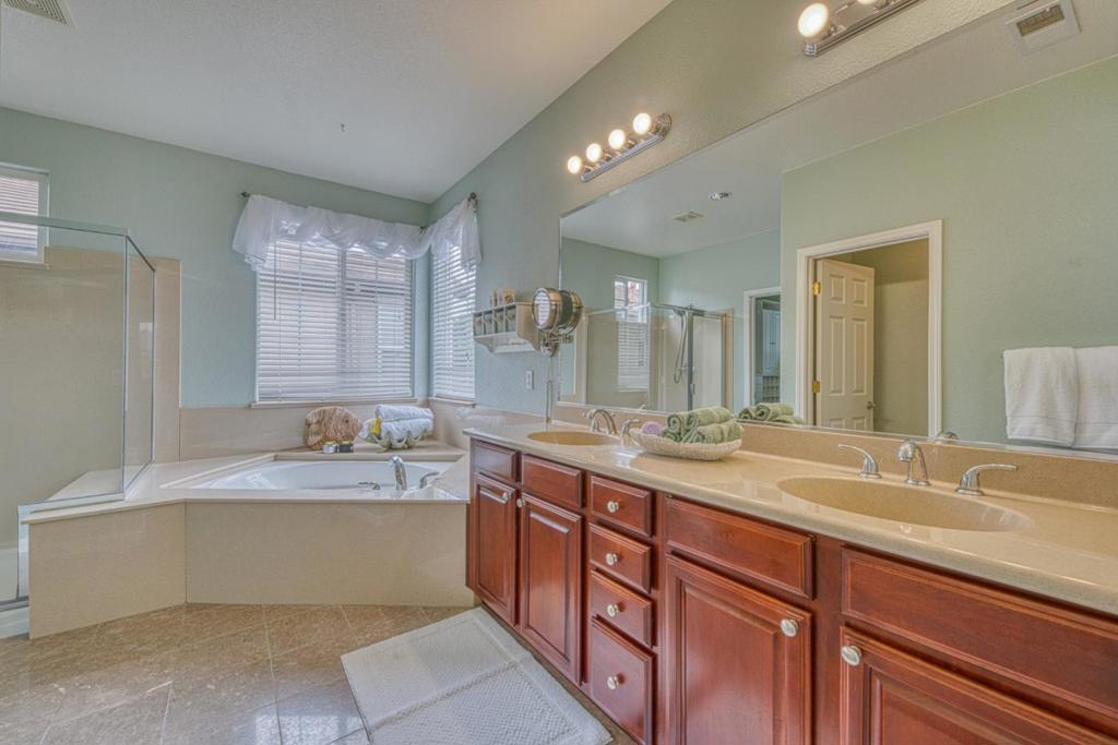 4560 Peninsula Point Drive Property Photo 34