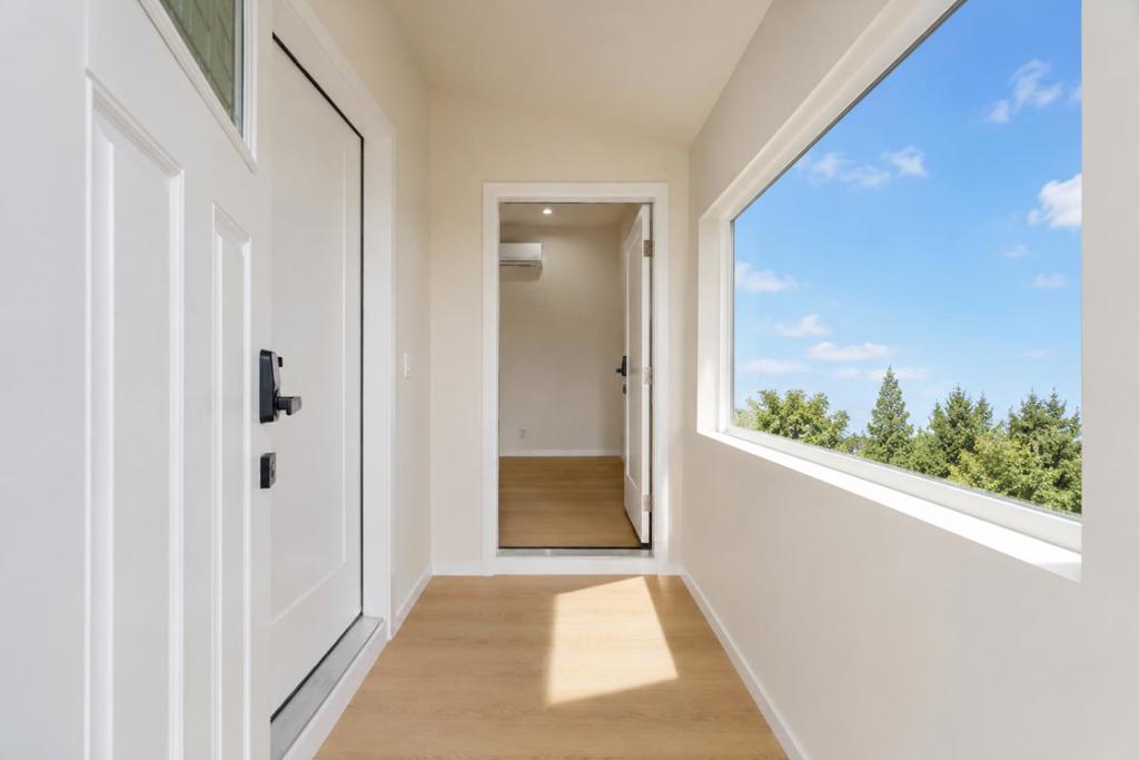 2136 Foothill Boulevard Property Photo 7