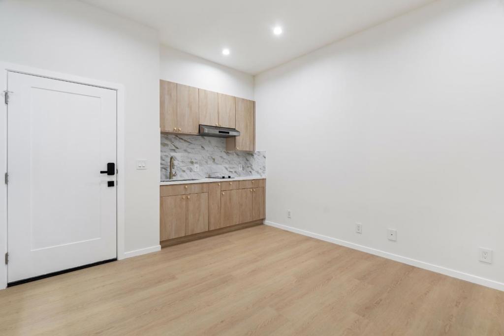 2136 Foothill Boulevard Property Photo 9
