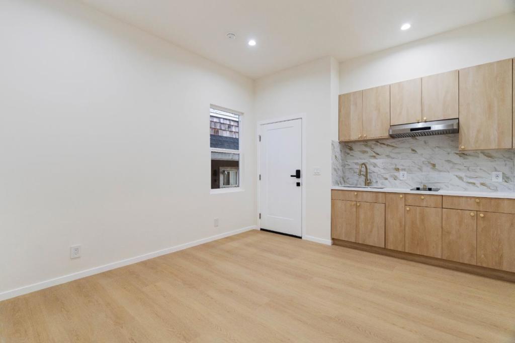 2136 Foothill Boulevard Property Photo 10