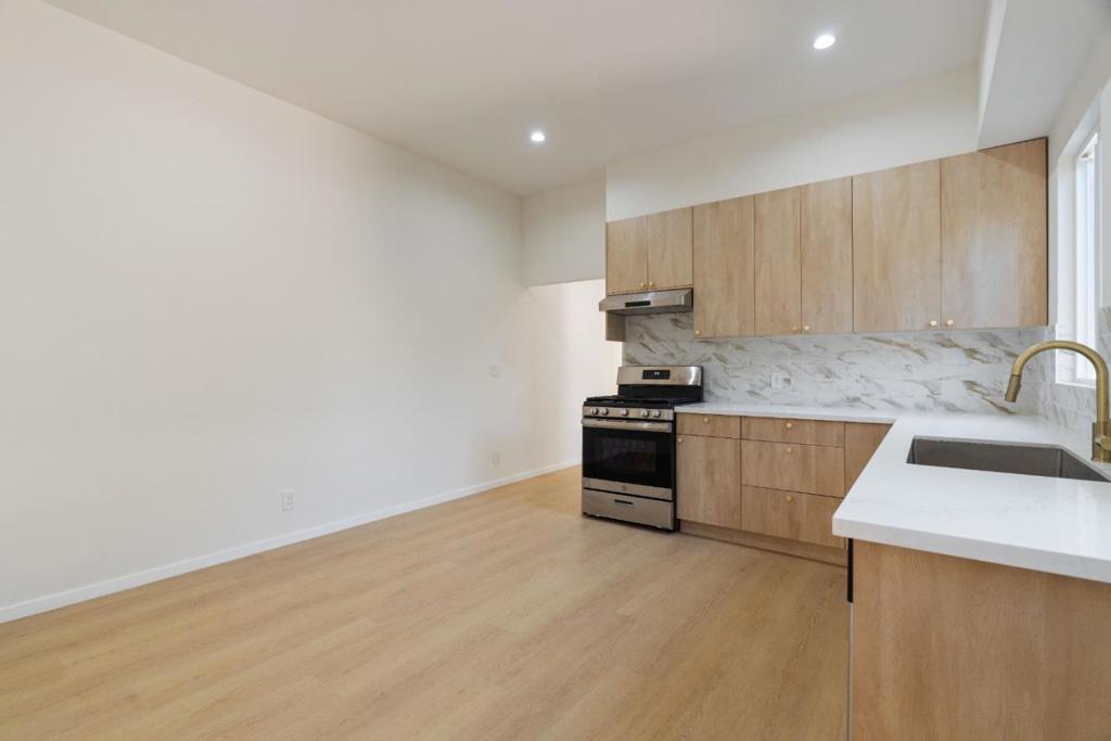 2136 Foothill Boulevard Property Photo 24