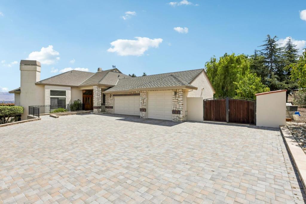 275 Nicholson Drive Property Photo 1