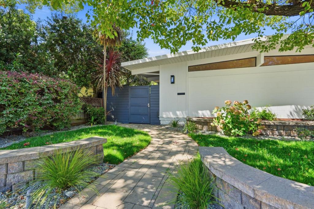 651 E Meadow Drive Property Photo 4