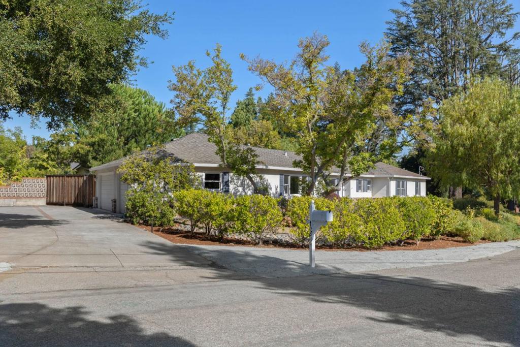 1666 Jolly Court Property Photo 3