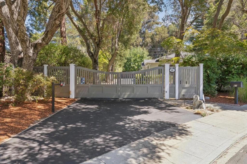 61 Lloyden Drive Property Photo 2