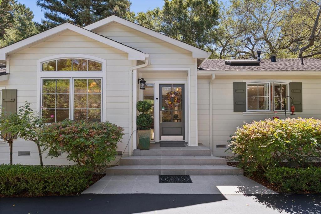61 Lloyden Drive Property Photo 6