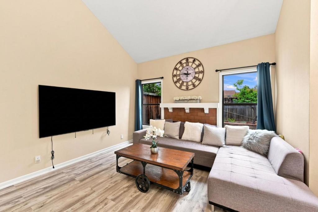 126 Mediterranean Avenue Property Photo 8