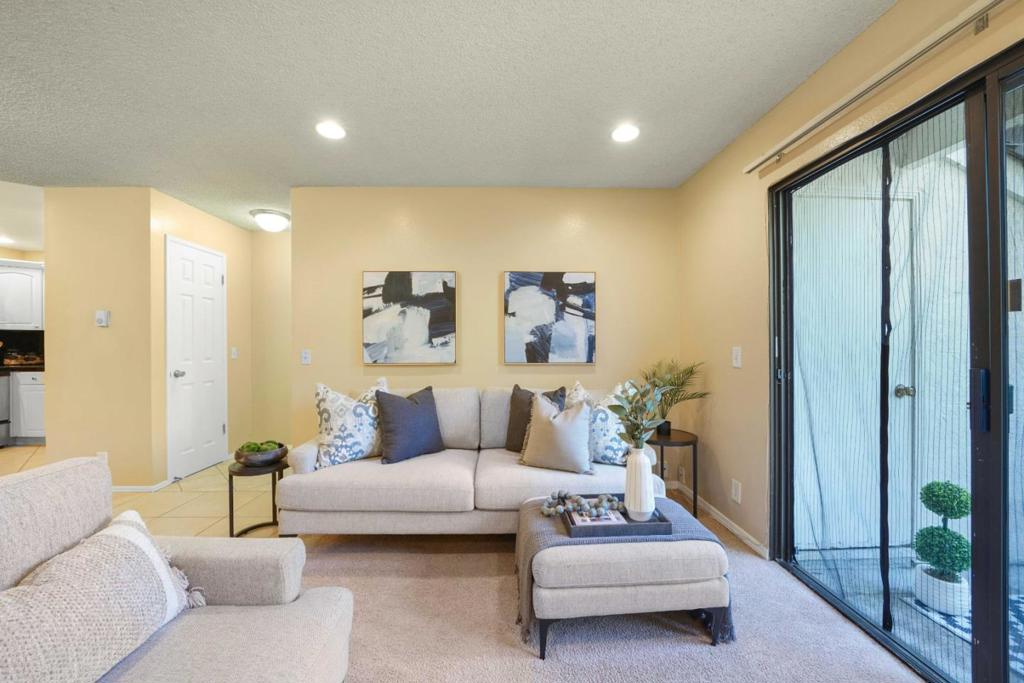 1055 N Capitol Avenue 66 Property Photo 12