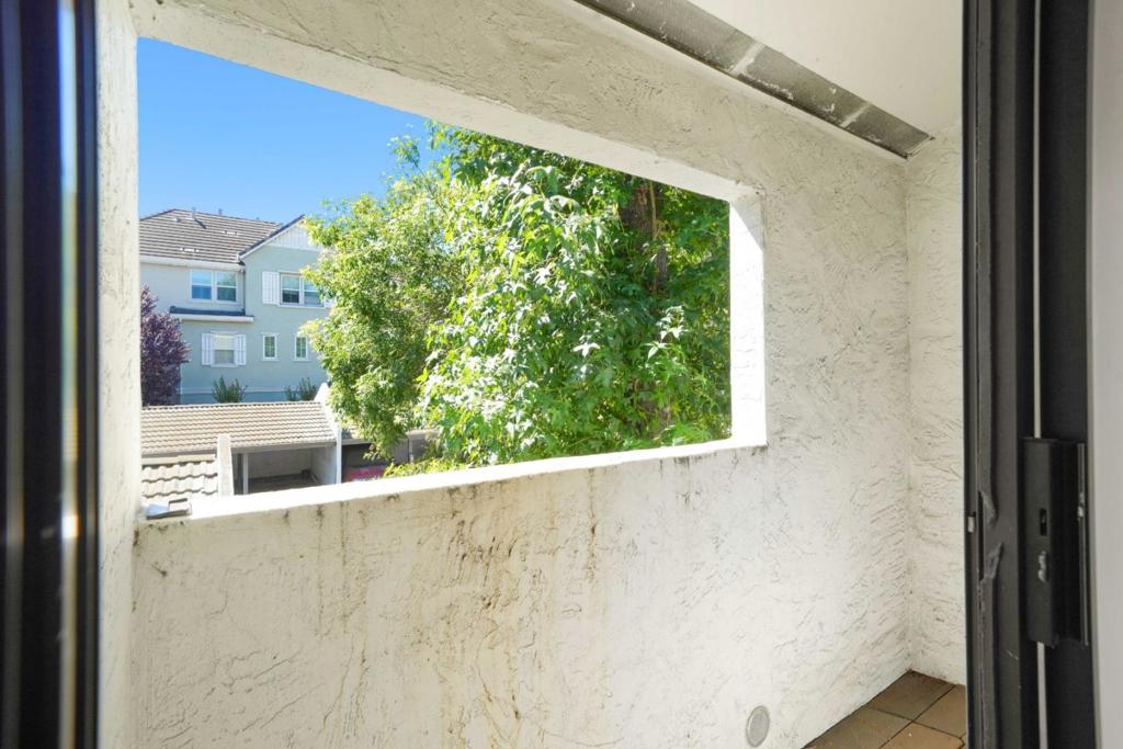 1055 N Capitol Avenue 66 Property Photo 24