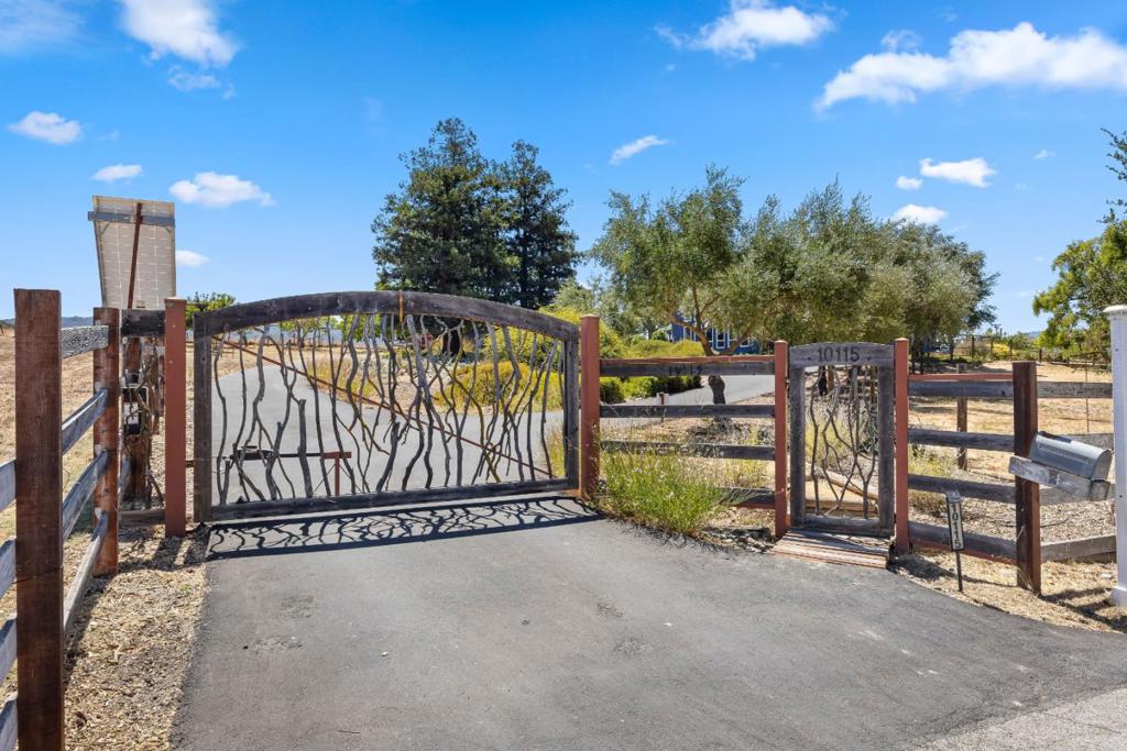 10115 Parrish View Drive Property Photo 2