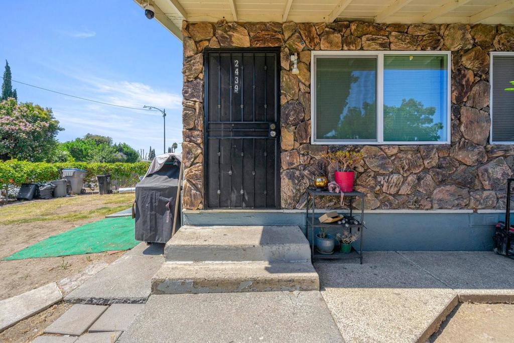 2439 Clyda Drive Property Photo 3