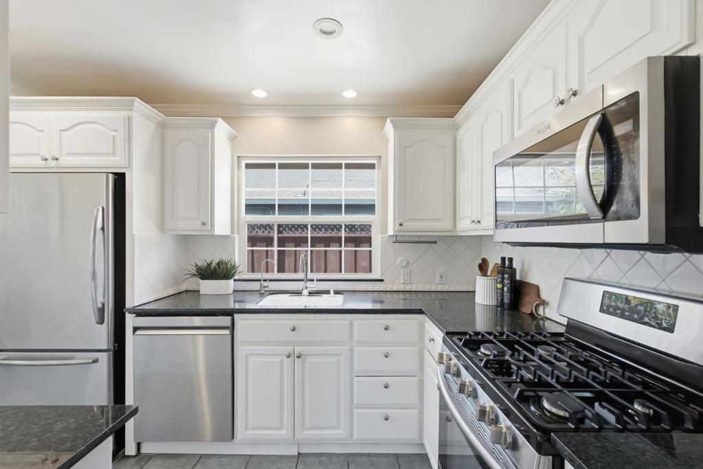 3146 Wessex Way Property Photo 6