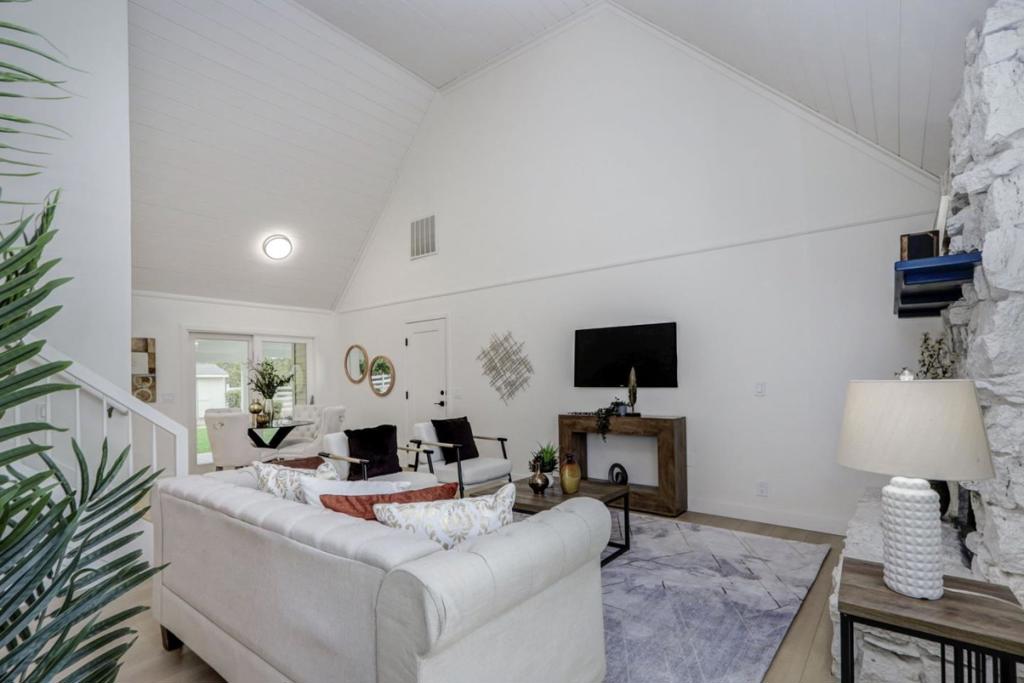 14655 Country Lane Property Photo 4