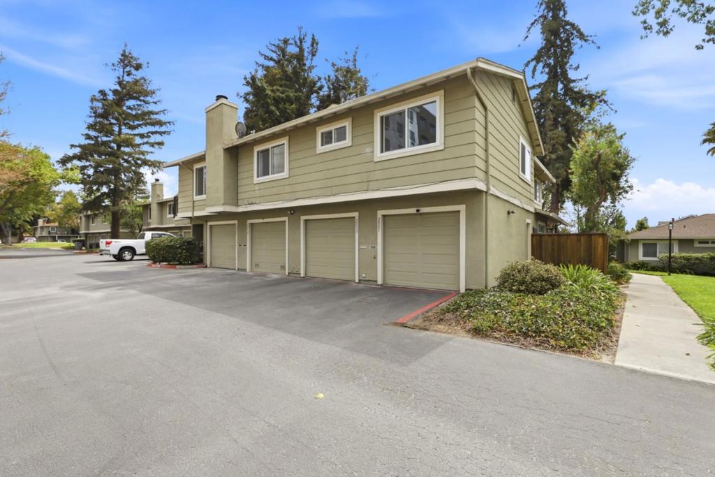 2937 Rose Avenue Property Photo 2
