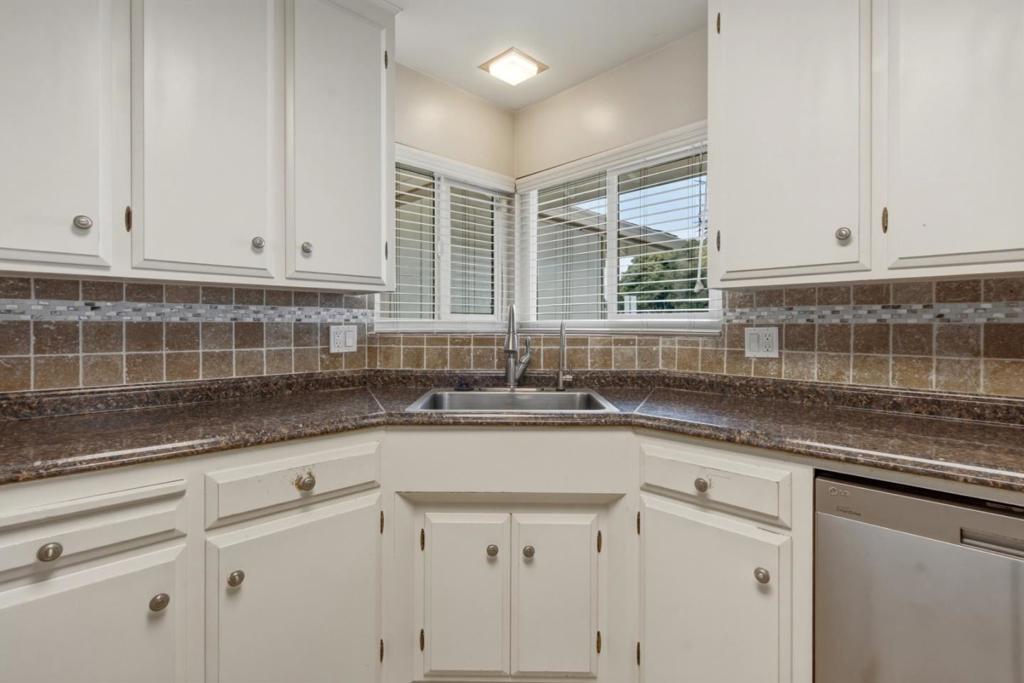 924 San Vincente Avenue Property Photo 10