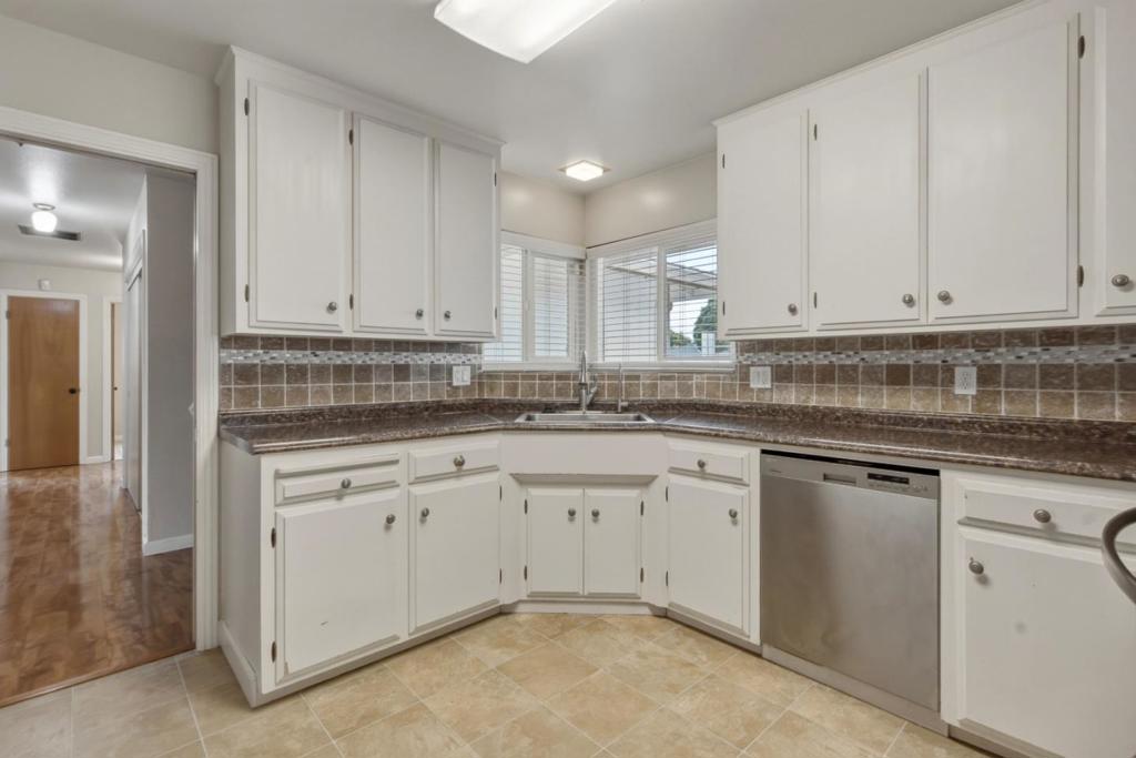 924 San Vincente Avenue Property Photo 13