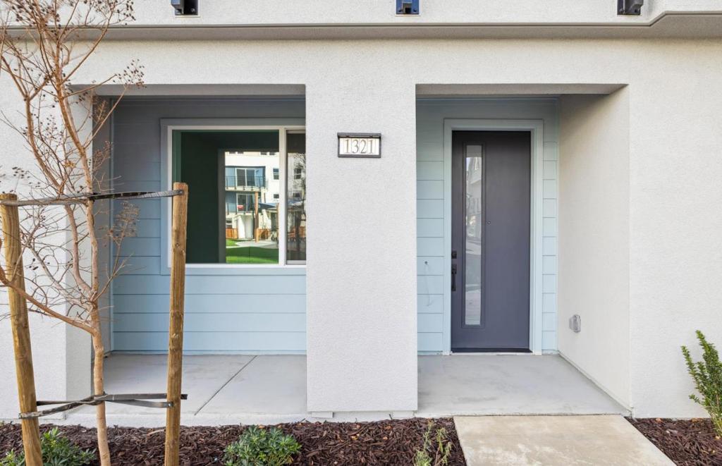 1321 Lilac Way Property Photo 3