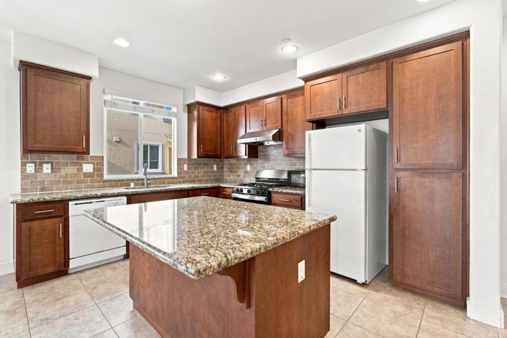 1645 Lee Way Property Photo 4